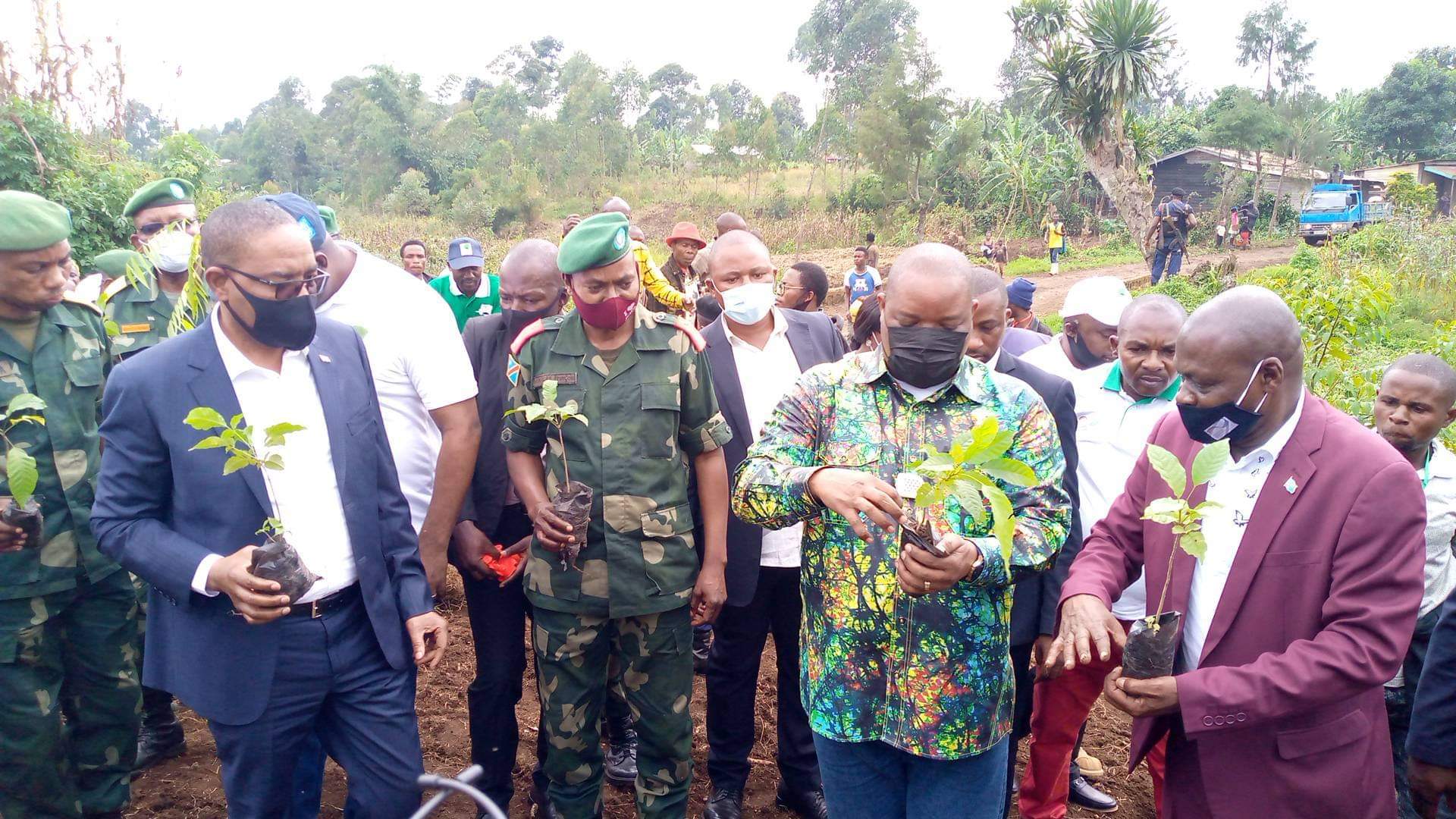 Le ministre Claude Nyamugabo procède à la mise à terre des arbres au camp militaire de Nyamunyunyi dans le cadre du projet "jardin scolaire, un milliard d'arbre à l'horizon 2023.