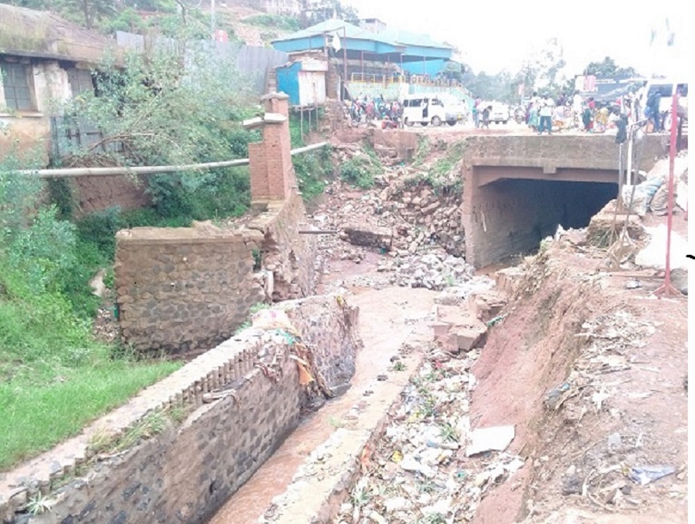 La route à la place de l'Indépendance , un danger public