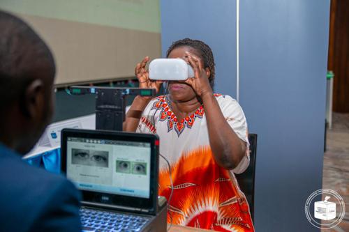 Simulation d'enrôlement d'un volontaire avec l'iris. Novembre 2022. Ph/ Cellule de Communication CENI via Radio Okapi