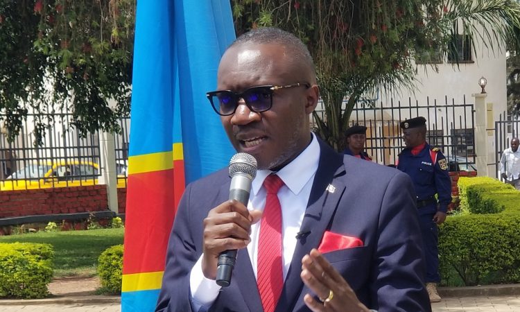 Marc Malago, Gouverneur a.i de la province du Sud-Kivu tenant un point de presse au gouvernorat le 6 mars 2023. Photo crédit DEBOUT RDC