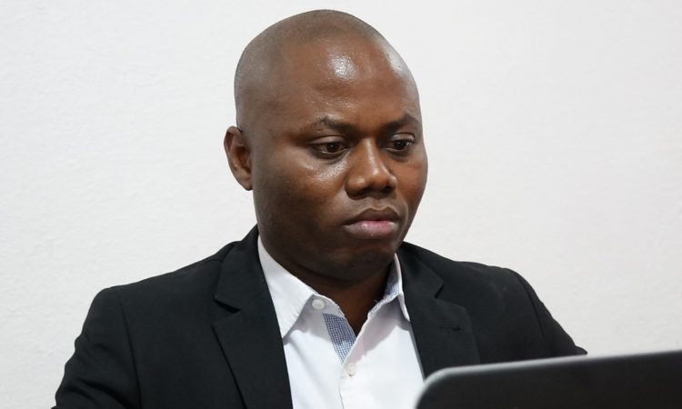 Maître Pascal Mupenda dans un point de presse devant la presse du Sud-Kivu_le 06 avril 2023. Photo crédit deboutrdc.net