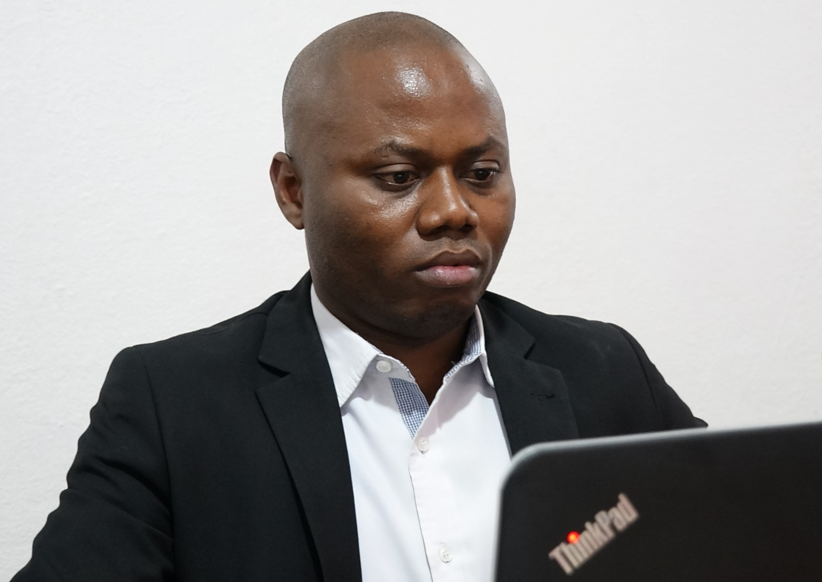 Maître Pascal Mupenda dans un point de presse devant la presse du Sud-Kivu_le 06 avril 2023. Photo crédit deboutrdc.net