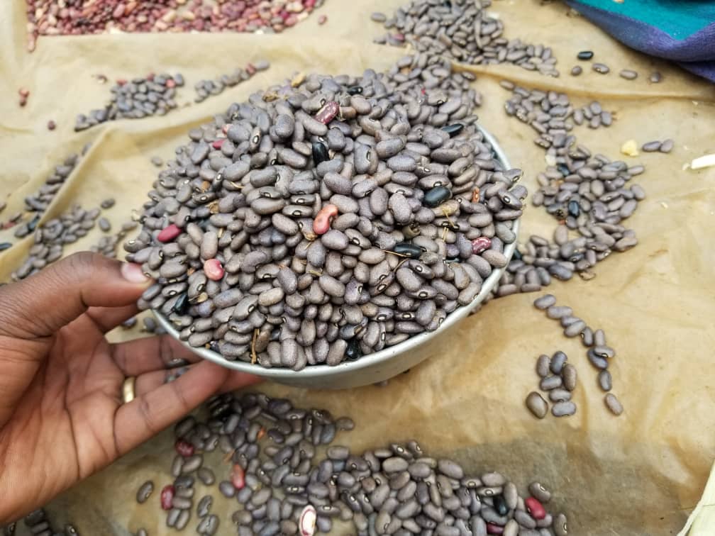 Haricot sec sur une mesure locale dite "namaha" (1,5 Kg), au marché de Katana à Kabare au Sud-Kivu_26 avril 2023. Photo © deboutrdc.net