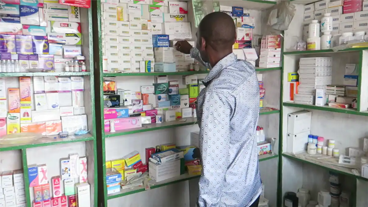 Un vendeur dans une pharmacie à Goma, Nord-Kivu, RDC, 27 octobre 2017. Photo d'illustration_ ©VOA/Charly Kasereka