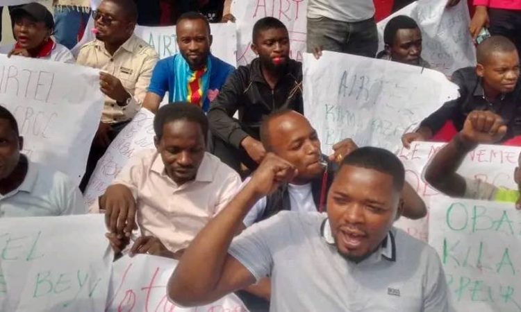 Sit-in à la maison Airtel à Bukavu, RD Congo_6 septembre 2023. Les manifestants dénoncent l'escroquerie et la mauvaise qualité des services