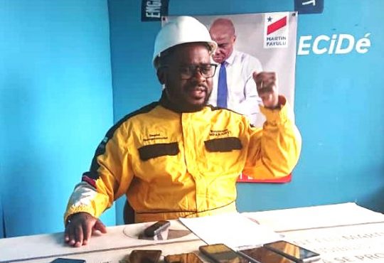 Baudoin Mparanyi s'adressant à la presse du Sud-Kivu _5 octobre 2023_ photo crédit Anne-Marie deboutrdc.net