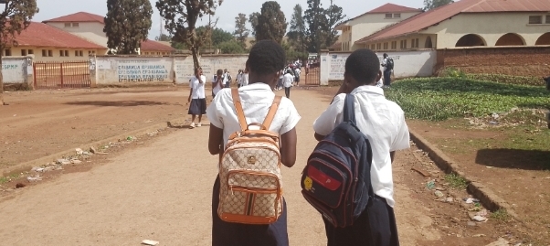 Deux jeune filles de l'EP Bukavu à l'esplanade d'entrée de l'Athénée D'Ibanda à Bukavu. Photo DEBOURDC ©AmisiMusada