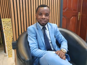 Journaliste Amisi Musada Emérite, Lauréat du prix PROPAIX JINSIA KWA AMANI par AFEM et GIZ, le 12 décembre 2024, à Bukavu. Photo crédit Jonathan Magoma DEBOUTRDC.NET