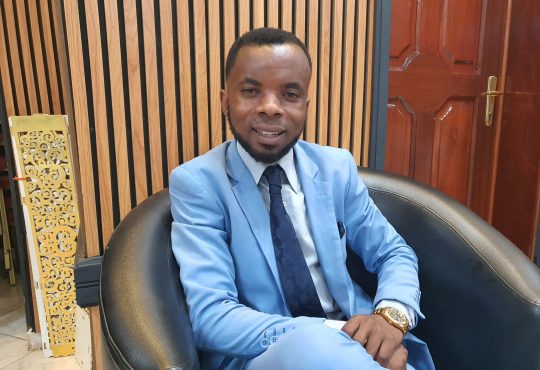 Journaliste Amisi Musada Emérite, Lauréat du prix PROPAIX JINSIA KWA AMANI par AFEM et GIZ, le 12 décembre 2024, à Bukavu. Photo crédit Jonathan Magoma DEBOUTRDC.NET