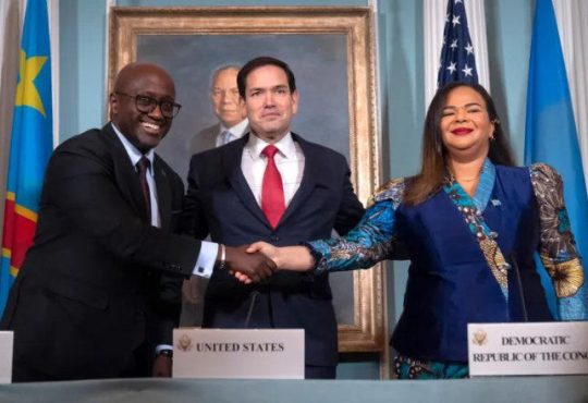 Olivier N et Thérèse K, respectivement ministres des affaires étrangères du Rwanda et de la RDC se serrent les mains après la signature de l'accord de paix du 27 juin 2025, à Washington. Photo crédit tiers.
