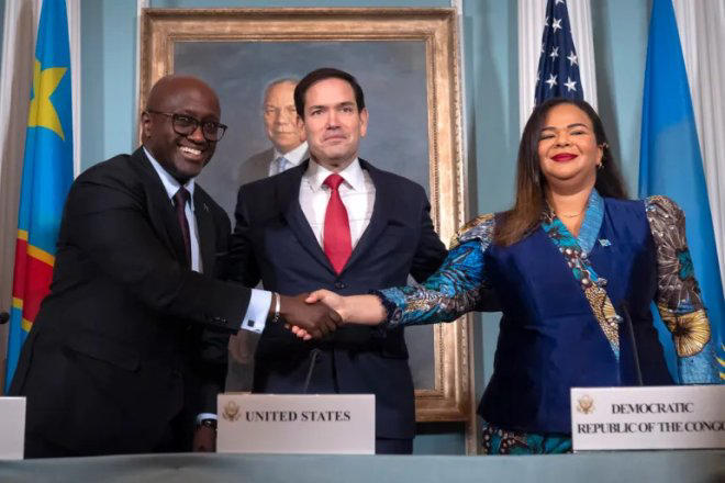 Olivier N et Thérèse K, respectivement ministres des affaires étrangères du Rwanda et de la RDC se serrent les mains après la signature de l'accord de paix du 27 juin 2025, à Washington. Photo crédit tiers.