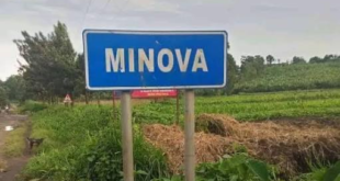 Pancarte à l'entrée de Minova Phoro crédit